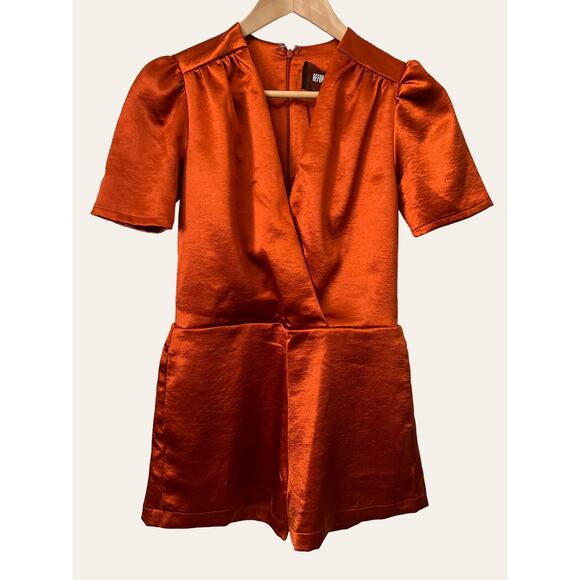 Reformation Burnt Orange Satin Short Sleeve V-Neck Romper Size 4 Petite - Picture 1 of 8